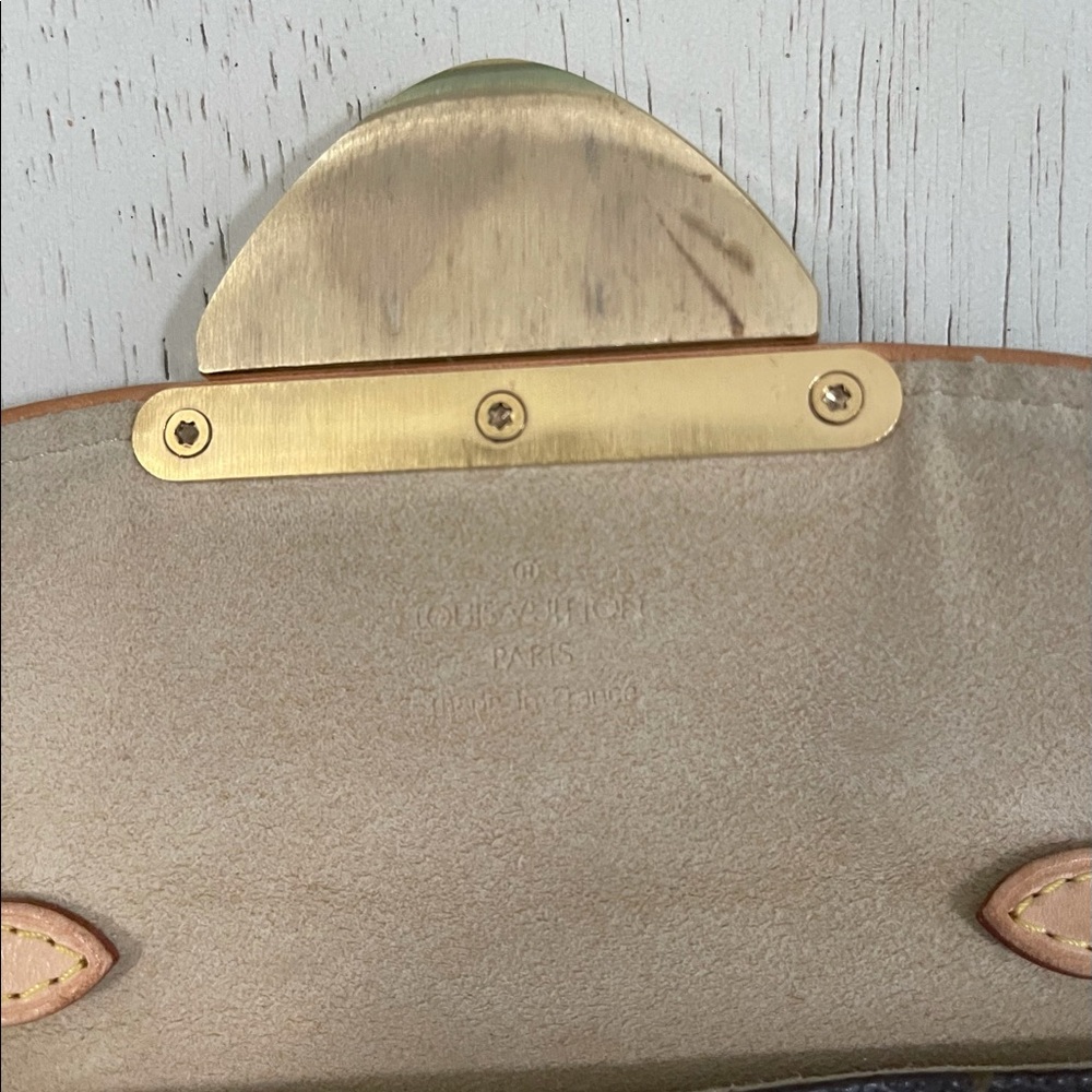 Authentic Louis Vuitton Monogram Beverly Pochette - Picture 12 of 15